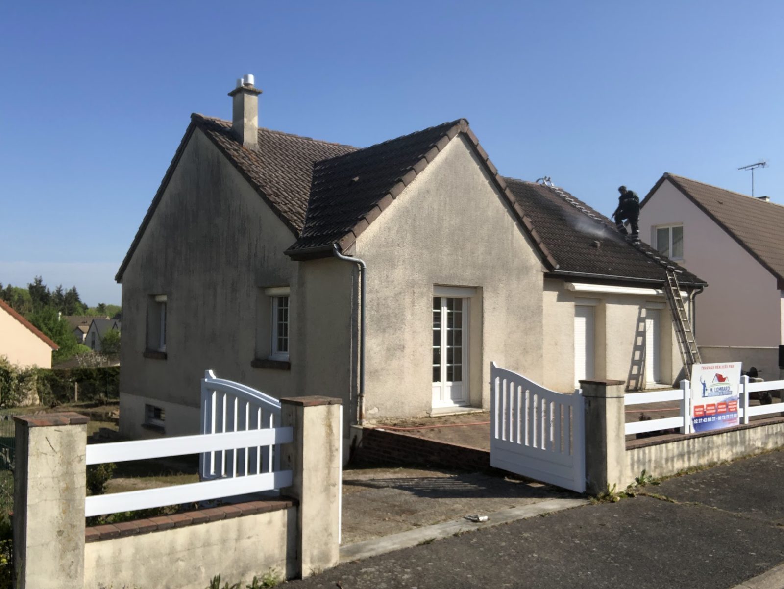 Démoussage de toiture en cours